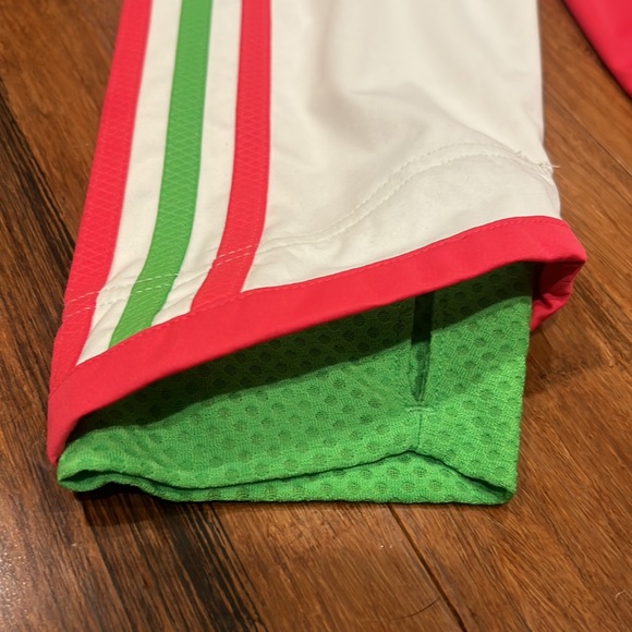 Women’s Adidas lightweight zippered jacket with thumb holes. Size M, new w/o tag - Picture 2 of 9